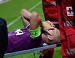 dyrt.  Kristian Bach Bak fik et straffespark ud af en nærkamp med FCK-keeper Stephan Andersen. Men den midtjyske anfører fik også en alvorlig skade. 