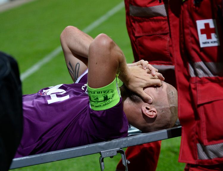 dyrt.  Kristian Bach Bak fik et straffespark ud af en nærkamp med FCK-keeper Stephan Andersen. Men den midtjyske anfører fik også en alvorlig skade. 