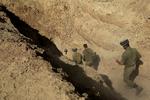ADGANG. Israelske soldater på vej ned i en af de 'terrortunneller', palæstinenserne har gravet under grænsen mellem Gaza og Israel. Israel stiller krav om sikkerhedsgarantier under fredsforhandlingerne i Kairo. 