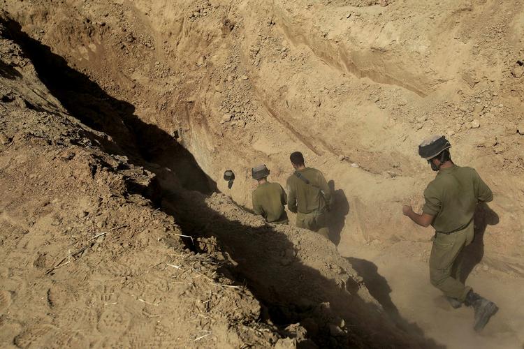 ADGANG. Israelske soldater på vej ned i en af de 'terrortunneller', palæstinenserne har gravet under grænsen mellem Gaza og Israel. Israel stiller krav om sikkerhedsgarantier under fredsforhandlingerne i Kairo. 