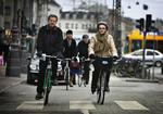 CYKLISMEFORKÆMPER. Erik Hjulmand - her fotograferet med daværende overborgmester Ritt Bjerrregaard (S) - er tilhænger af at få lavet cykelstien gennem Christiania færdig, så ruten er klar til nytår, hvor broforbindelserne over havnen skal åbne. 