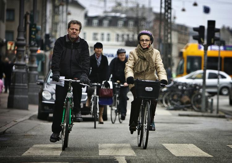 CYKLISMEFORKÆMPER. Erik Hjulmand - her fotograferet med daværende overborgmester Ritt Bjerrregaard (S) - er tilhænger af at få lavet cykelstien gennem Christiania færdig, så ruten er klar til nytår, hvor broforbindelserne over havnen skal åbne. 