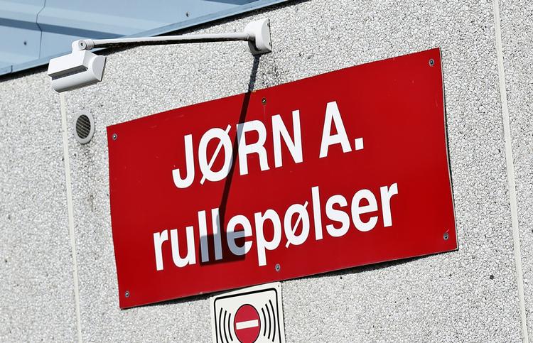 listeria. Virksomheden Jørn A. Rullepølser blev først undersøgt næsten en måned efter, mistanken til dens lammerullepølse opstod. 