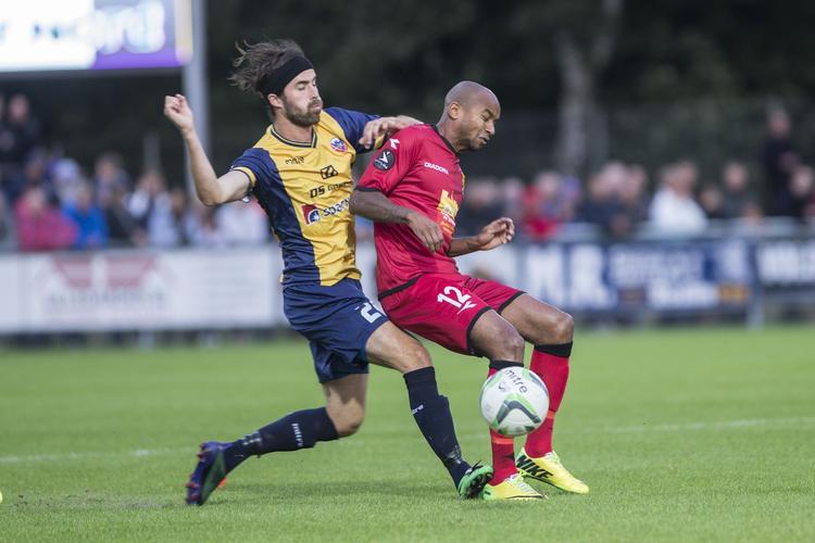 Opdækning. Hobro-spillerne har vist at have fysikken til at begå sig i Superligaen. Her dækker Martin Mikkelsen (til venstre) op for Joshua John. 