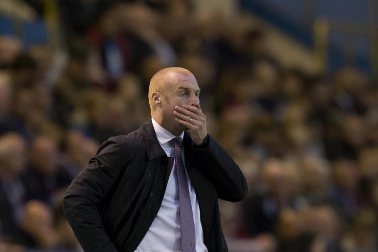 Nederlag. Burnley-træner Sean Dyche så sit hold spille en ganske fin kamp, selv om det var overmatchet i sæsonåbningen. 