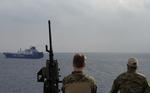 Mission. Danske soldater på krigsskibet 'Esbern Snare' kigger over på 'Ark Futura', som har fragtet Syriens kemiske våben. 