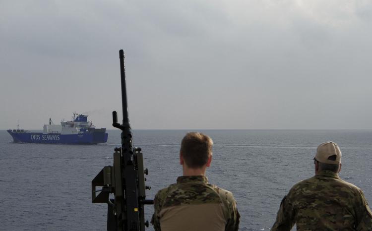 Mission. Danske soldater på krigsskibet 'Esbern Snare' kigger over på 'Ark Futura', som har fragtet Syriens kemiske våben. 