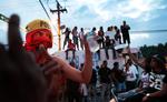 slagsmål. Tåregas og røgen fra brandbomber bølgede natten til mandag gennem centrum i Ferguson. Præsident Barack Obama følger udviklingen time for time, af frygt for at urolighederne breder sig. 