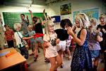Dans(k). 2. klasse på Bagsværd Friskole lærer at kombinere dans og bevægelse med bogstaver og ordklasser. Flere frie skoler lader sig inspirere af den nye folkeskolereform, og det betyder flere timer på skemaet og mere bevægelse. 
