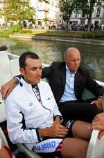 2006. Riis (th) og Basso kom ud i et gevaldigt stormvejr i 2006, fordi holdet måtte trække italieneren fra Tour de France-starten, da den store bloddopingskandale begyndte at rulle. 