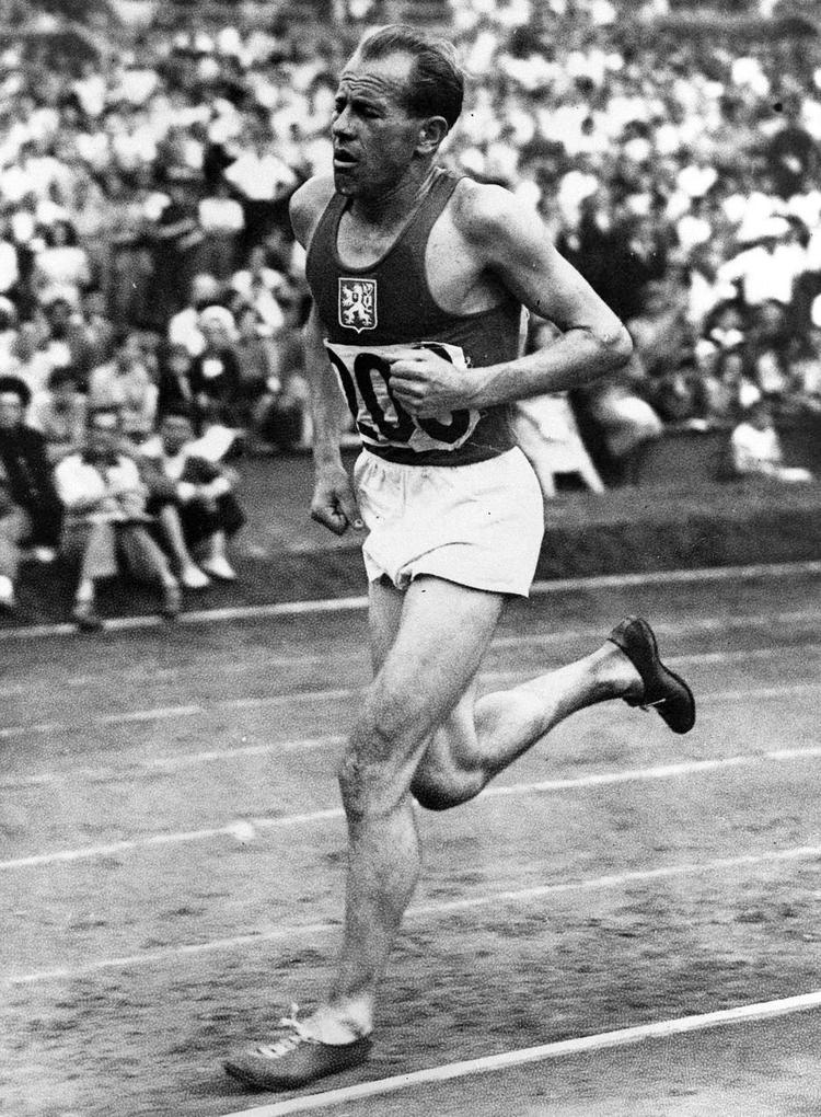 Løb. Emil Zátopek vandt som den første tjekke tre guldmedaljer ved OL i Helsinki 1952. Han vandt i det hele taget næsten alt, hvad han stillede op til, i sin grimme, men effektive løbestil. 