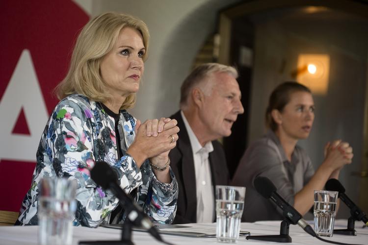 Sommergruppemøde. Socialdemokraterne kickstartede den nye politiske sæson på dagens sommergruppemøde i Helsingør. Efteråret skal bruges på politik og ikke på valg, bebyrede statsminister Helle Thorning-Schmidt (S). 