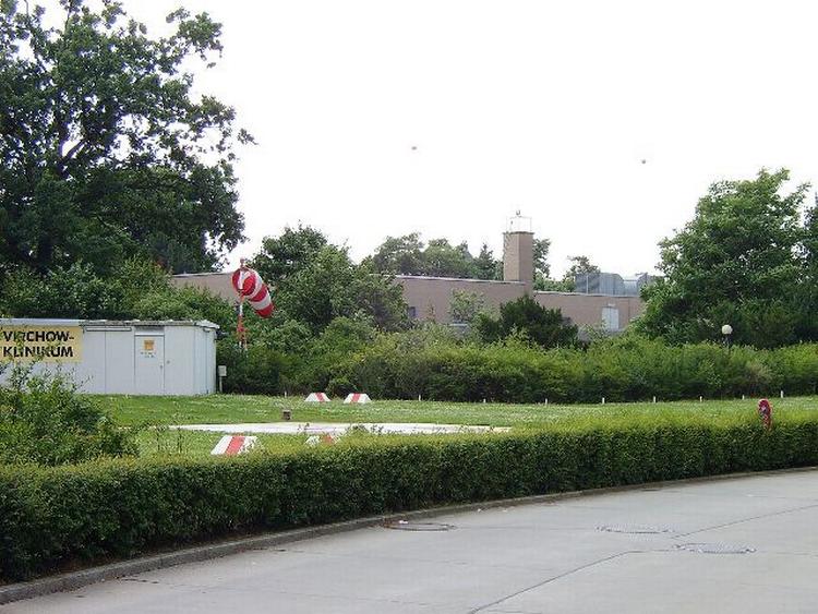EBOLAFRYGT. Den syge kvinde er indlagt på berlinerhospitalet Charités isolationsafdeling, Virchowklinikken, der ses her bag en helikopterlandingsplads ved sygehuset. 