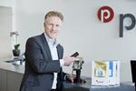 Kontaktløs. Chris Lund-Hansen, adm. direktør hos Point Transactions Systems A/S tester en ny betalingsform 