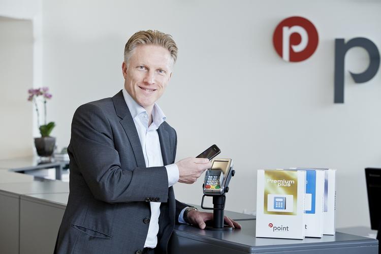 Kontaktløs. Chris Lund-Hansen, adm. direktør hos Point Transactions Systems A/S tester en ny betalingsform 
