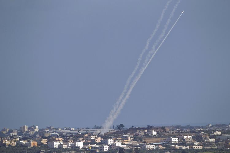 BESKYDNING. Palæstineserne har gennem de seneste par måneder affyret over 3.000 raketter mod Israel. Nu er der atter affyret missiler mod naboen trods den våbenhvile, parterne har indgået. Arkvifoto af tidligere raketaffyring fra Gaza. 