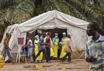 Skræk. Sundhedspersonale screener petienter for ebola, før de får adgang til et hospital i Kenema, 300 kilometer fra Freetown, Sierra Leone. Patienter scrennes for feber, som er en af symptomerne på ebola. 