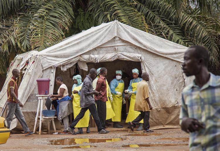 Skræk. Sundhedspersonale screener petienter for ebola, før de får adgang til et hospital i Kenema, 300 kilometer fra Freetown, Sierra Leone. Patienter scrennes for feber, som er en af symptomerne på ebola. 