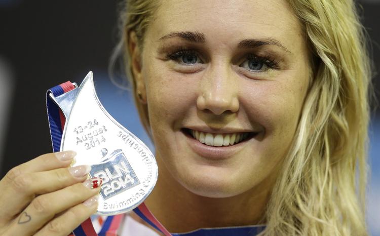 sølv. Jeanette Ottesen viser sin sølvmedalje frem efter finalen i 50 meter butterfly ved EM i Berlin. 