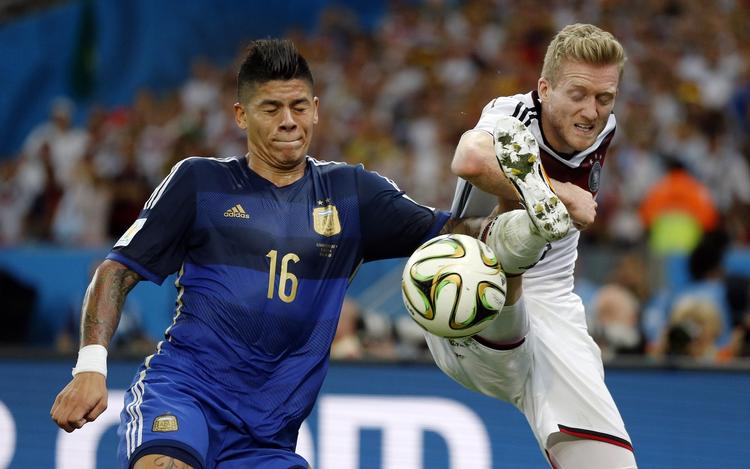 skifte. Marcos Rojo (tv) i kamp for Argentina under VM i Brasilien. 