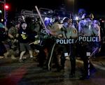 URO. En demonstrant pågribes under nattens uroligheder i Ferguson. 