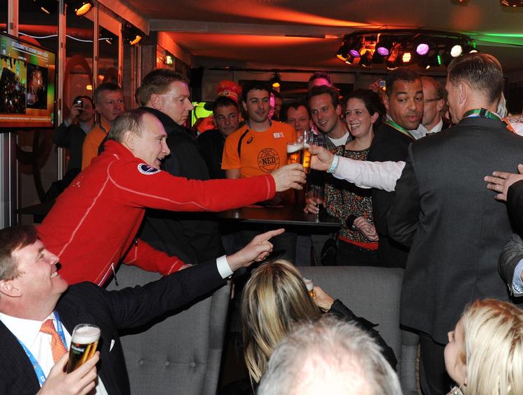 skål! Ruslands præsident, Vladimir Putin, fotograferet under vinter-OL i februar. Det var før, krisen i Ukraine eskalerede. 