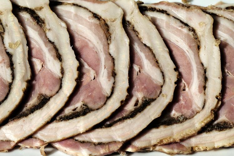 Listeria. De første 10 ud af cirka 40 virksomheder, der undlod at trække listeriabefængt pålæg og kød tilbage,  har nu modtaget en bøde fra Fødevarestyrelsen. 