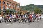 Regntur. Rytterne i feltet til USA Pro Challenge forlader startbyen Aspen med kurs mod Crested Butte. Løbet blev senere ramt af kraftig regn. 