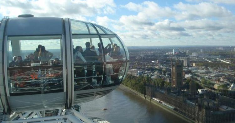 Vu. Der er fantastisk udsigt fra det kæmpe pariserhjul, London Eye. Læserfoto: Tove Nielsen 