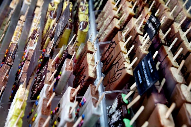 is. Ispindene er ganske enkelt landets smukkeste. Blommesorbeten smager mums. Hver dag er der en ny variant, og det understreger det personlige touch hos Olufs Is. 