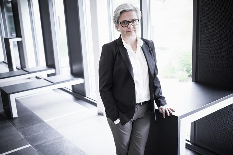 glad. Sydbanks direktør, Karen Frøsig, glæder sig over, at banken har fremgang i såvel udlån og indtægter. 