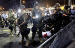 Internationalt. Politistyrkerne er talstærkt til stede i Ferguson, St. Louis. 