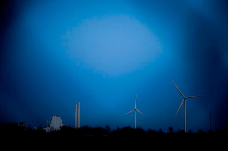skattefrit. 19 procent af afkastet fra Dong Energy vil fremover havne i en skattelykonstrution skabt af investeringsbanken Goldman Sachs, som sammen de danske pensionsselskaber ATP og PFA i januar købte i alt 26 procent af aktierne i det statslige energiselskab. 