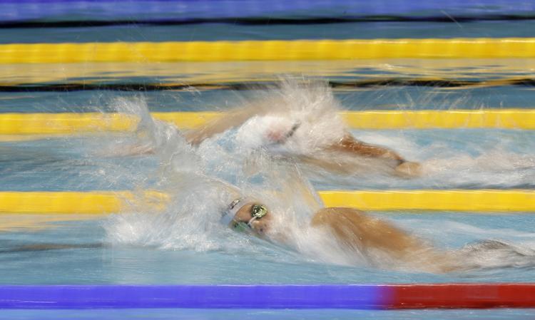 NEDTUR. De første 600 meter skiftedes Aurora Ponsele (nærmest) og Lotte Friis til at føre i det indledende heat, men italieneren og danskeren sluttede som henholdsvis 9 og 6 i det samlede resultat i 800 meter fri. 