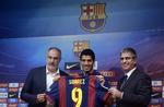 handelsforbud. Mens FC Barcelona forhalede sagen om et transferforbud med en appel, kunne klubben handle stort ind på spillermarkedet, hvor blandt andre Liverpool-stjernen Luis Suarez (midt) blev købt af Barcelona. 