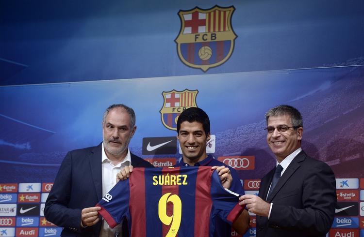 handelsforbud. Mens FC Barcelona forhalede sagen om et transferforbud med en appel, kunne klubben handle stort ind på spillermarkedet, hvor blandt andre Liverpool-stjernen Luis Suarez (midt) blev købt af Barcelona. 