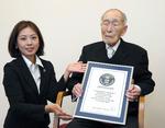 Japan. Sakari Momoi får overrakt beviset på, at han er verdens ældste mand. 