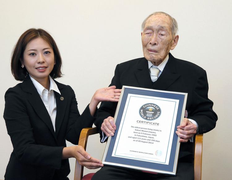 Japan. Sakari Momoi får overrakt beviset på, at han er verdens ældste mand. 