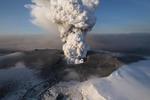 udbrud. Vulkanen Eyjafjallajökull satte i 2010 en stopper for flytrafik i Europa. Nu rumler en anden islandsk vulkan. Jon Gustafson/AP 
