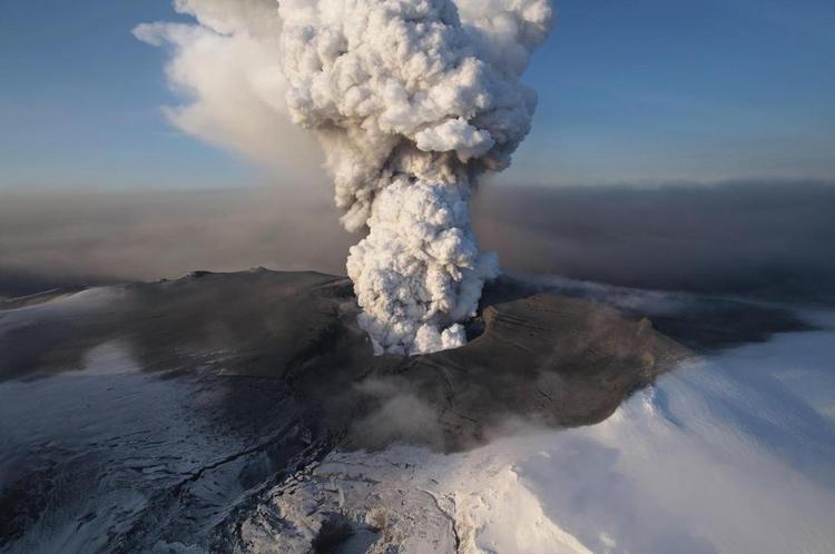 udbrud. Vulkanen Eyjafjallajökull satte i 2010 en stopper for flytrafik i Europa. Nu rumler en anden islandsk vulkan. Jon Gustafson/AP 