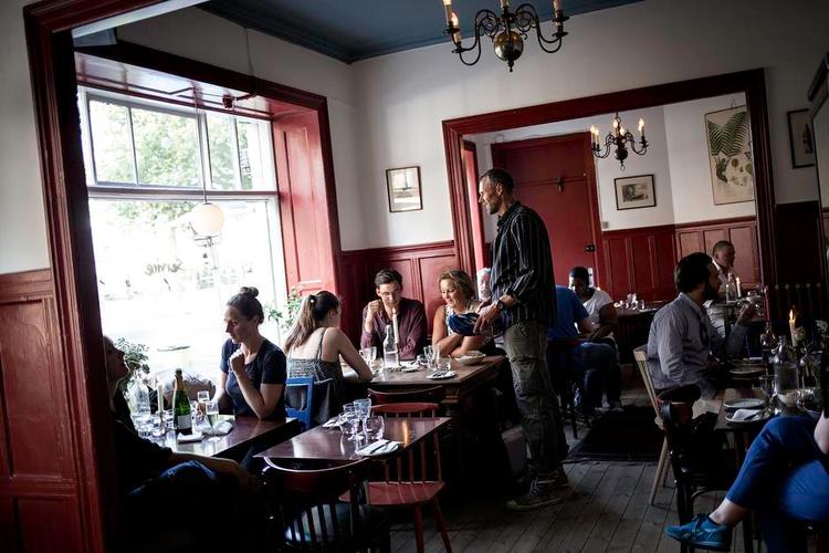 purløg galore. Je t'aime på Vesterbro var hyggelig, men fremstod underbemandet. Og så var der drysset purløg på det meste. Dog ikke desserten. 