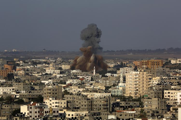 angreb. Israel har gennemført omkring 60 luftangreb ind i Gaza, siden våbenhvilen i går brød sammen. 