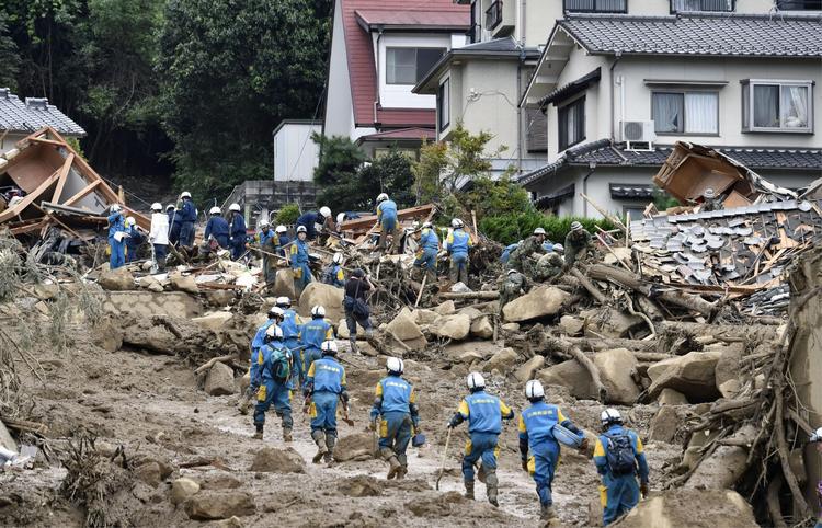 Skred. Redningsarbejdere gennemsøger boligområde i Hiroshima, der i nat dansk tid blev  ramt af et stort mudderskred. 