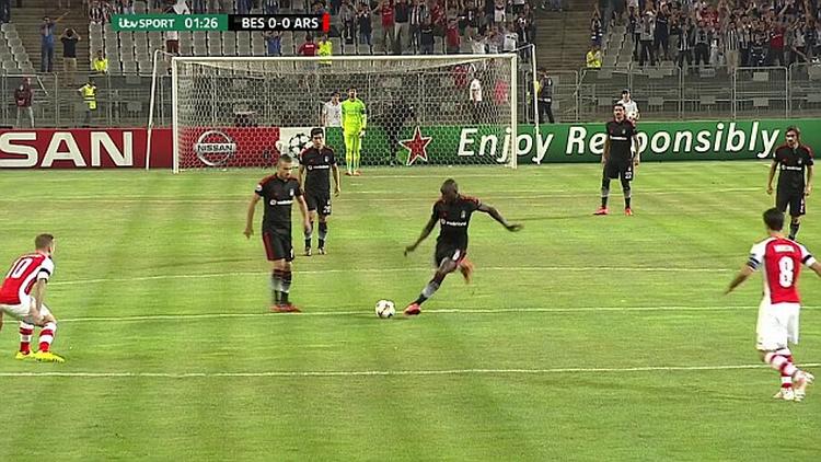kontrolleret. I kampens første sekunder skyder Demba Ba (midt) fra midten af banen for Besiktas i kampen mod Arsenal. 