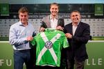 rusten. Nicklas Bendtner (midt ) med sin nye wolfsburg-trøje flankeret af træner Dieter Hecking (tv) og sportschef Klaus Allofs. 