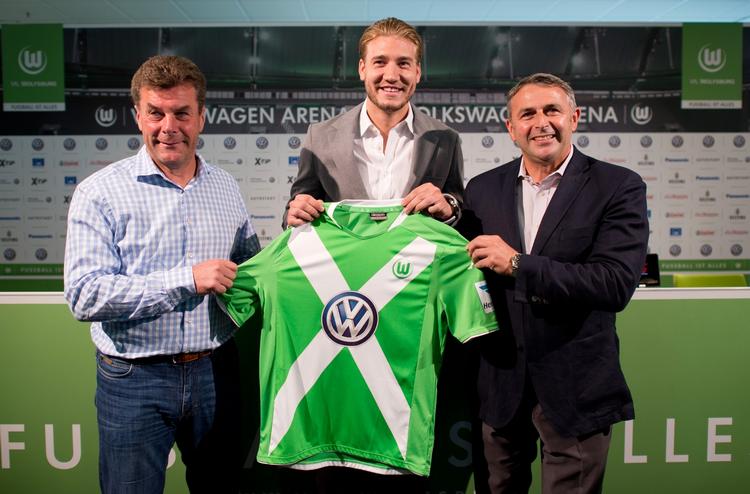 rusten. Nicklas Bendtner (midt ) med sin nye wolfsburg-trøje flankeret af træner Dieter Hecking (tv) og sportschef Klaus Allofs. 