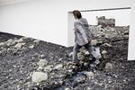 Sten. Olafur Eliasson har netop åbnet sin soloudstilling på Louisiana med den spektakulære installation Riverbed. 