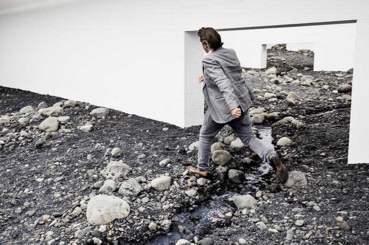 Sten. Olafur Eliasson har netop åbnet sin soloudstilling på Louisiana med den spektakulære installation Riverbed. 