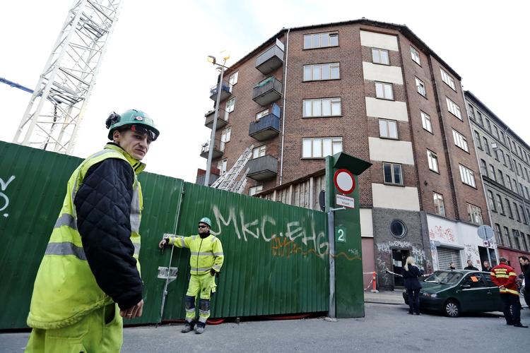 Evakuering. Metrobyggeriet har fået en bygning ved Nørrebro til at sætte sig lidt under en centimeter - et ryk, der af sikkerhedsgrunde i nat fik myndighederne til i al hast at evakuere tre opgange og 51 beboere. 