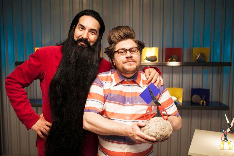 Indkøb. Fast element i serien er besøg i Det lille Storcenter. Her er bl.a. skuespilleren Rasmus Bjerg ekspedient. 